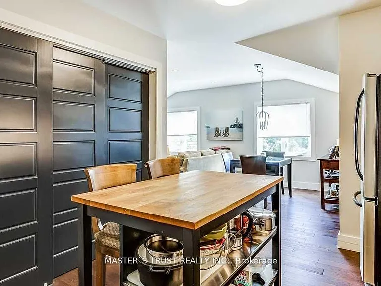 720B Wellington St W — Photo 5