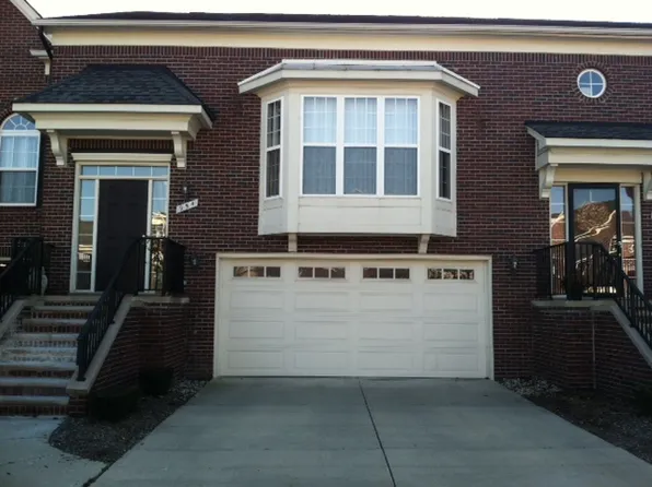 954 Sandalwood Dr #1, Troy, MI 48085