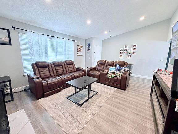 2nd image of 205 Glenview Cir