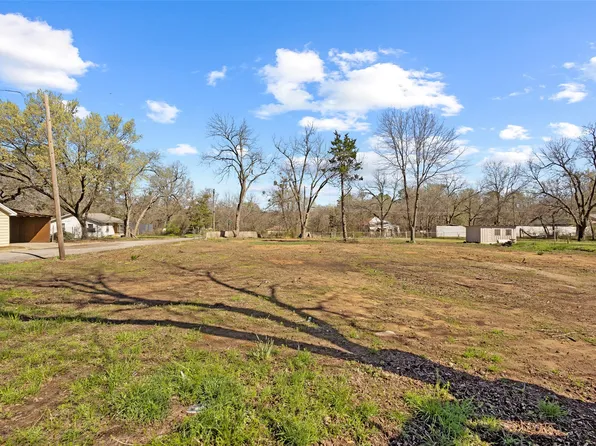 705 E Cherry St, Paris, TX 75460