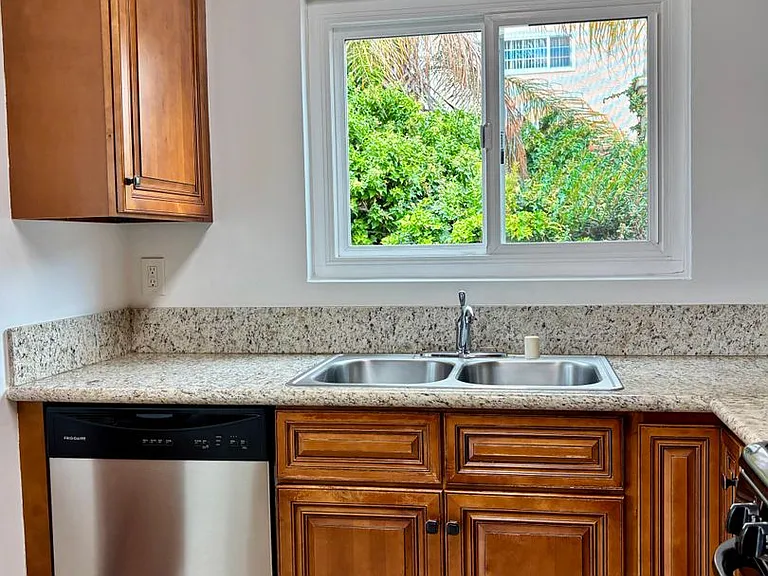 928 S Sherbourne Dr — Photo 24
