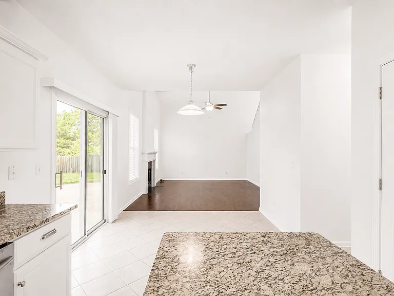425 Lazy Willow Ln — Photo 7