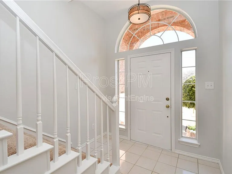 8435 Creekside Cir — Photo 3