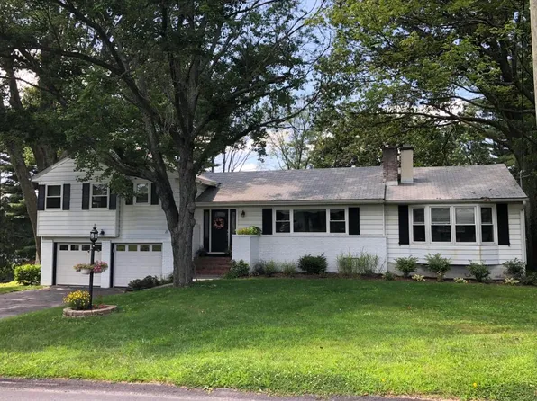 11 Highland Dr, Dallas, PA 18612