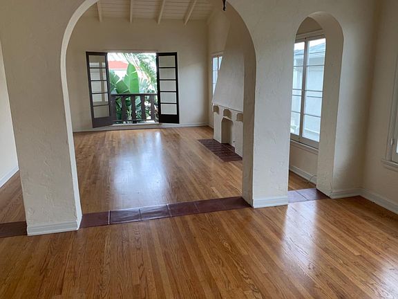 4th image of 320 N Genesee Ave APT 4