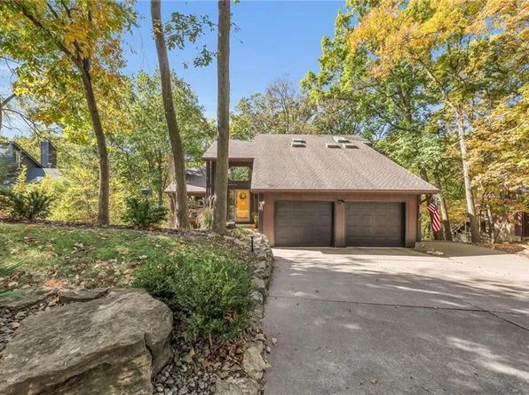 5515 NW Foxhill Rd, Parkville, MO 64152
