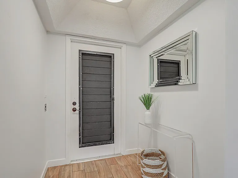632 Brackenwood Cv — Photo 2