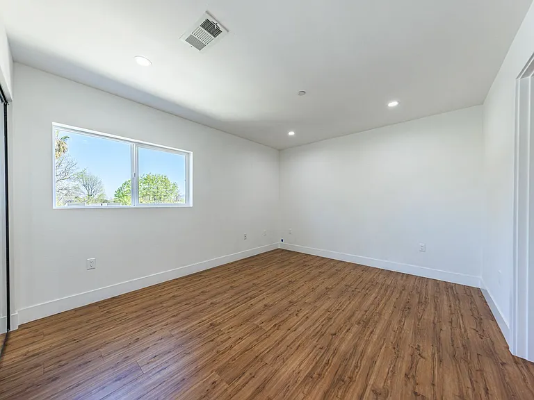 Luxury 3 & 4 Bed Townhomes | Walk to NoHo Arts District + Toluca Lake — Photo 54