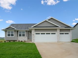 3329 Center Ct, Robins, IA