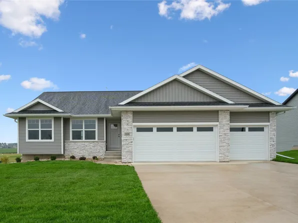 3329 Center Ct, Robins, IA 52328