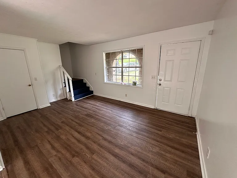 1071 Laurel Ln NW — Photo 2