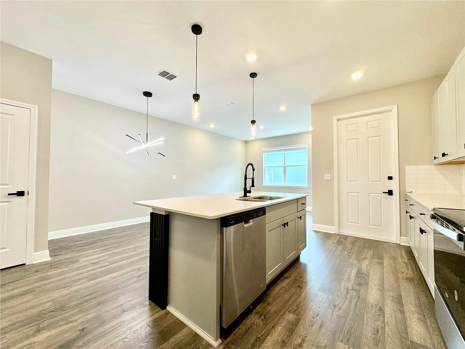 3 bed, 1736 sqft, $2,825 — Photo 2