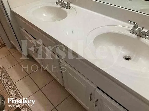 3 bed, 2.5 bath, 1724 sqft, $2,675 — Photo 2