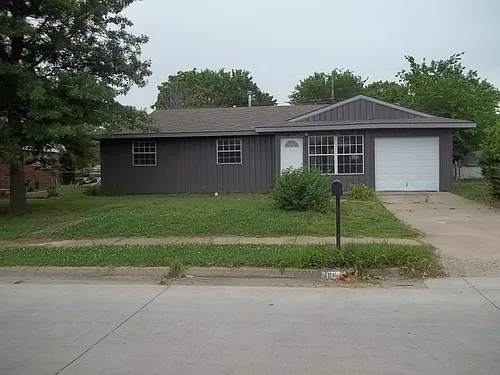 406 Larchmont Dr Photo 1