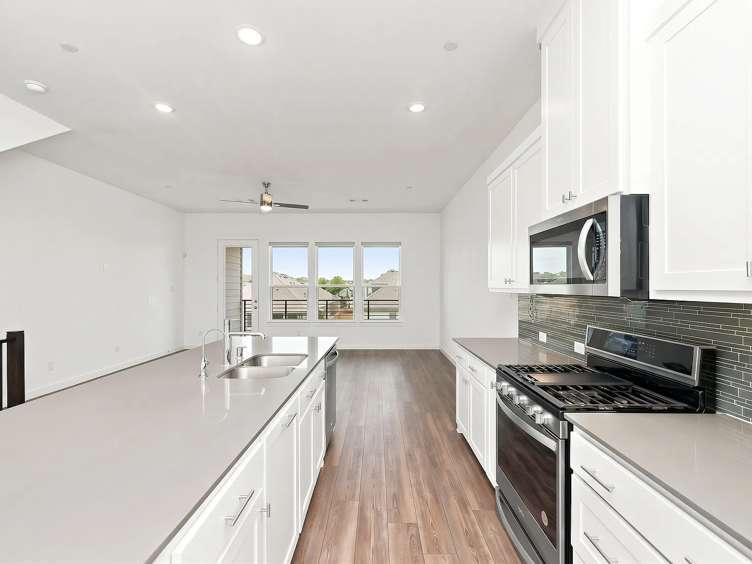 3 bed, 3.5 bath, 2006 sqft, $2,995 — Photo 3