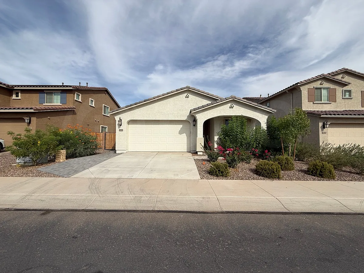 4 bed, 2.5 bath, 1969 sqft, $2,499 — Photo 2