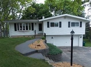 409 Oak Ridge Ct, Fort Atkinson, WI 53538