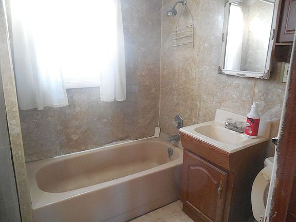 5th image of 416 Millie St
