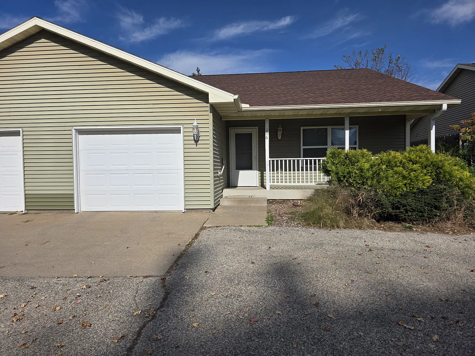 3 bed, $1,375 — Photo 1