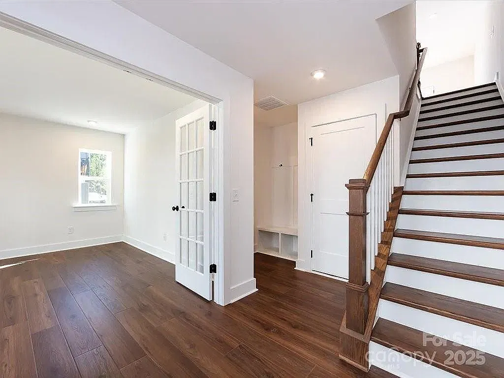 3 bed, 1991 sqft, $3,300 — Photo 3