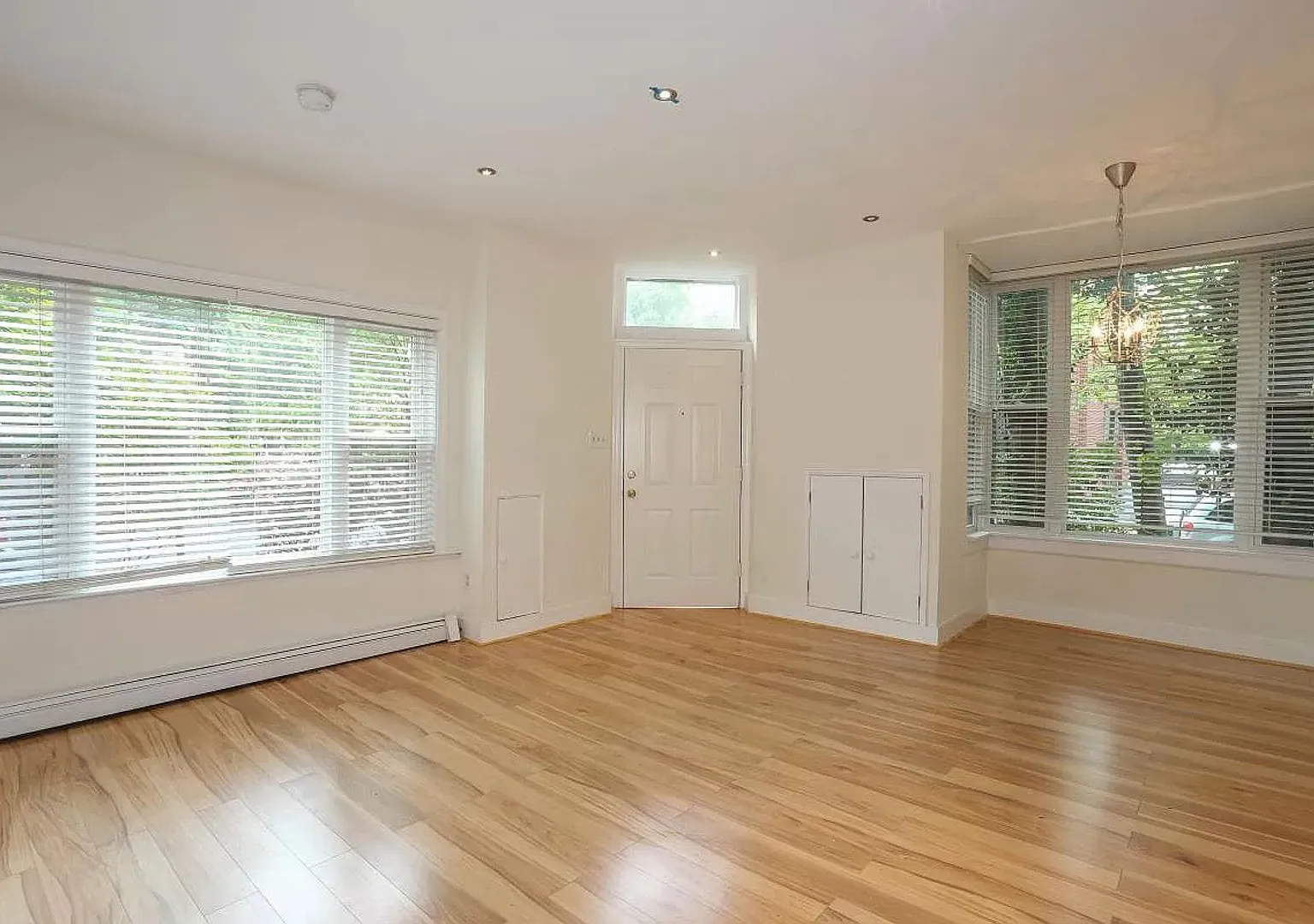 Wonderful Two Bed + Den West End Abode! Parking Available! — Photo 4