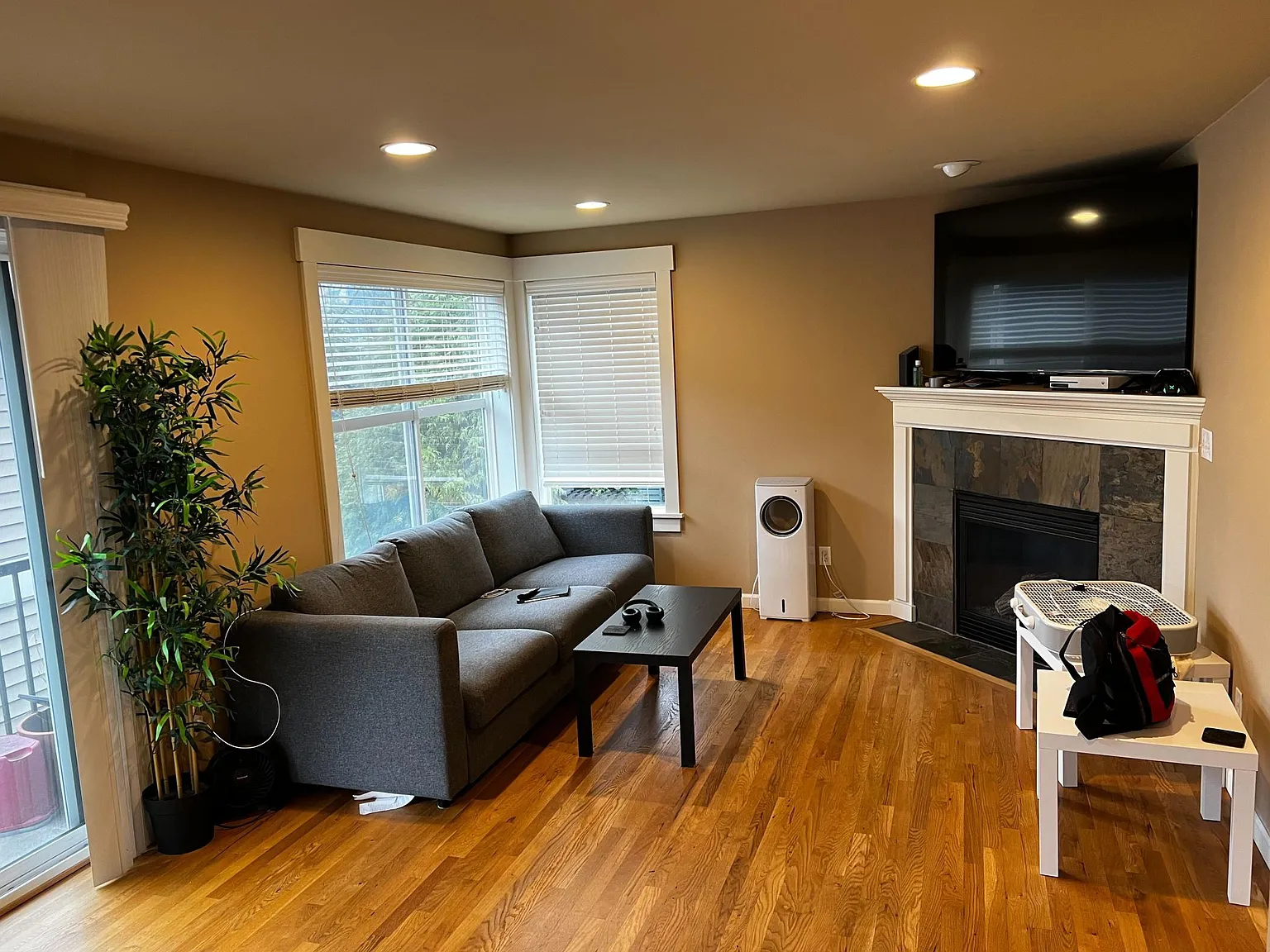 3 bed, 3.5 bath, 1650 sqft, $3,950 — Photo 2