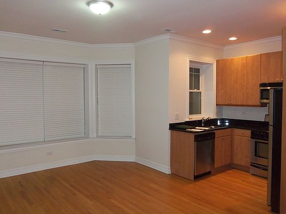 2nd image of 1426 W Lunt Ave