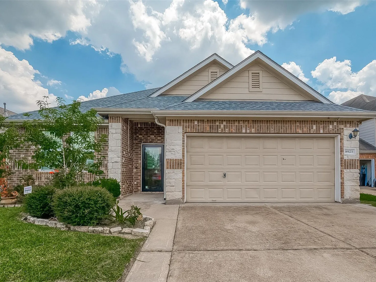 4 bed, 2.0 bath, 1892 sqft, $2,400 — Photo 4