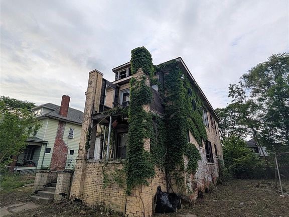 2nd image of 1421 Blaine St