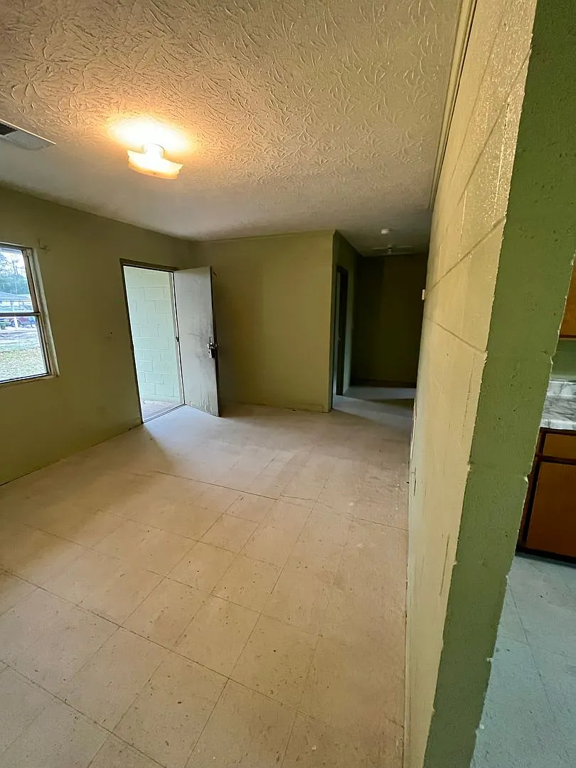 370 E Gordon Ave — Photo 2
