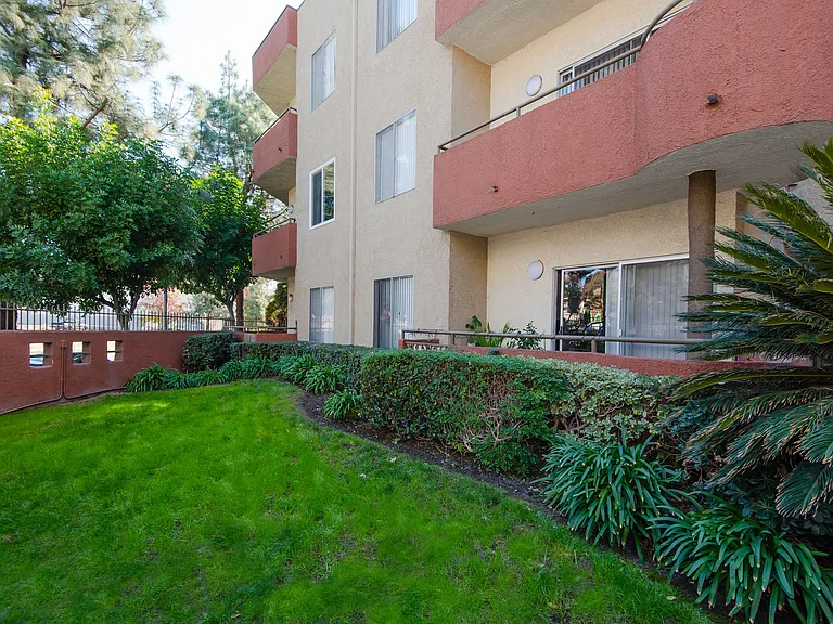 Glenoaks Gardens — Photo 7