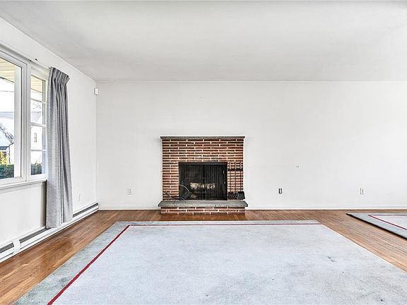 3rd image of 5 Taylor Cir