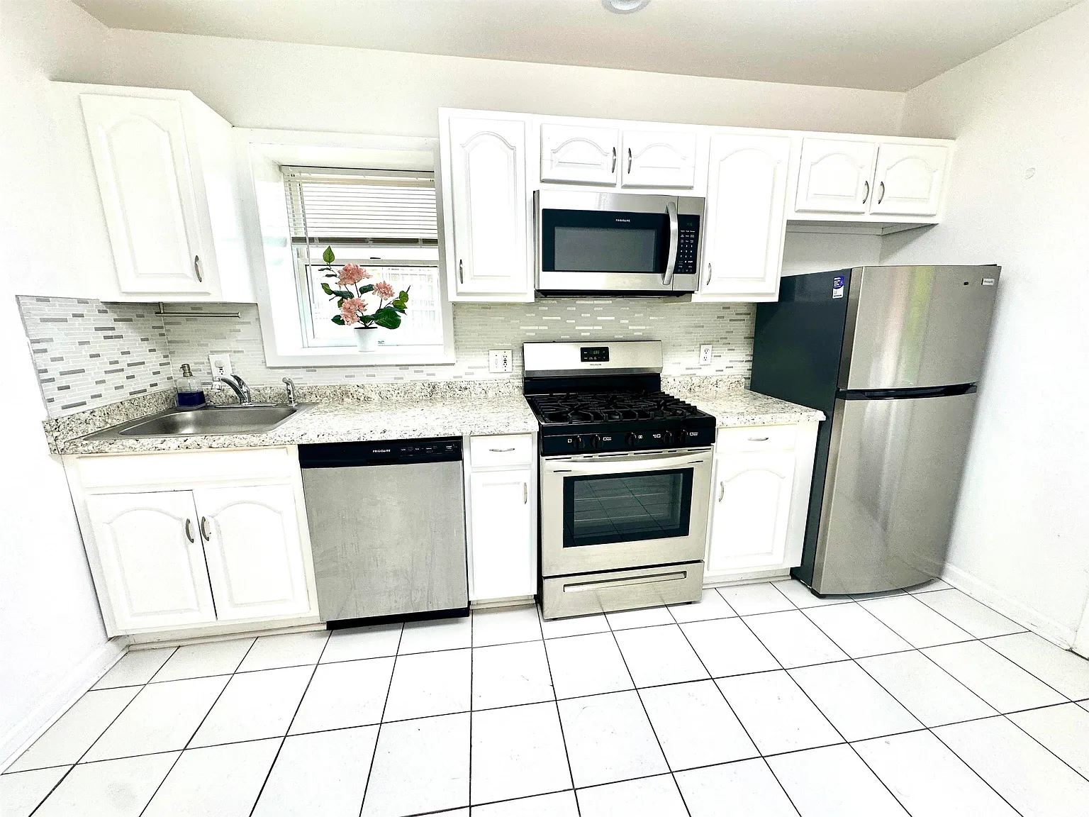4 bed, 2.0 bath, $2,999 — Photo 4