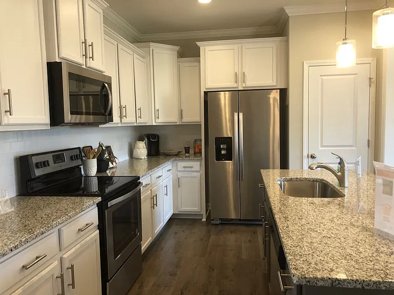 453 Tayberry Ln — Photo 2