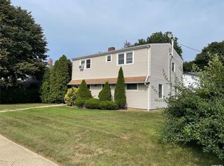 51 Kingfisher Rd, Levittown, NY 11756