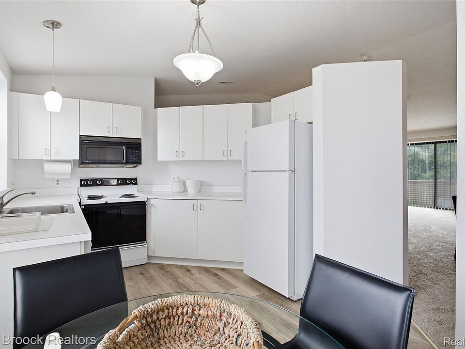 6580 Ridgefield Cir Apt 203, photo 17