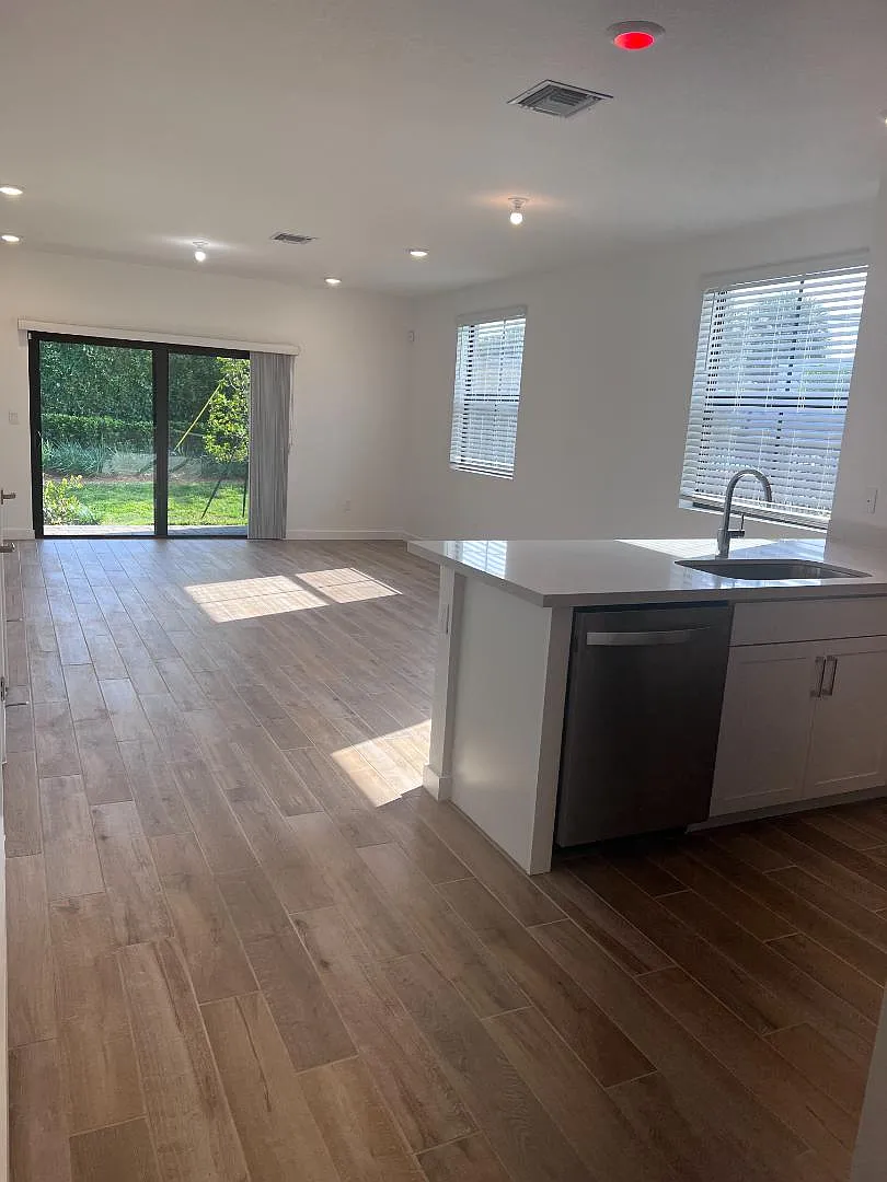 136 Southeast 5th Court - 136 - Bondi — Photo 4