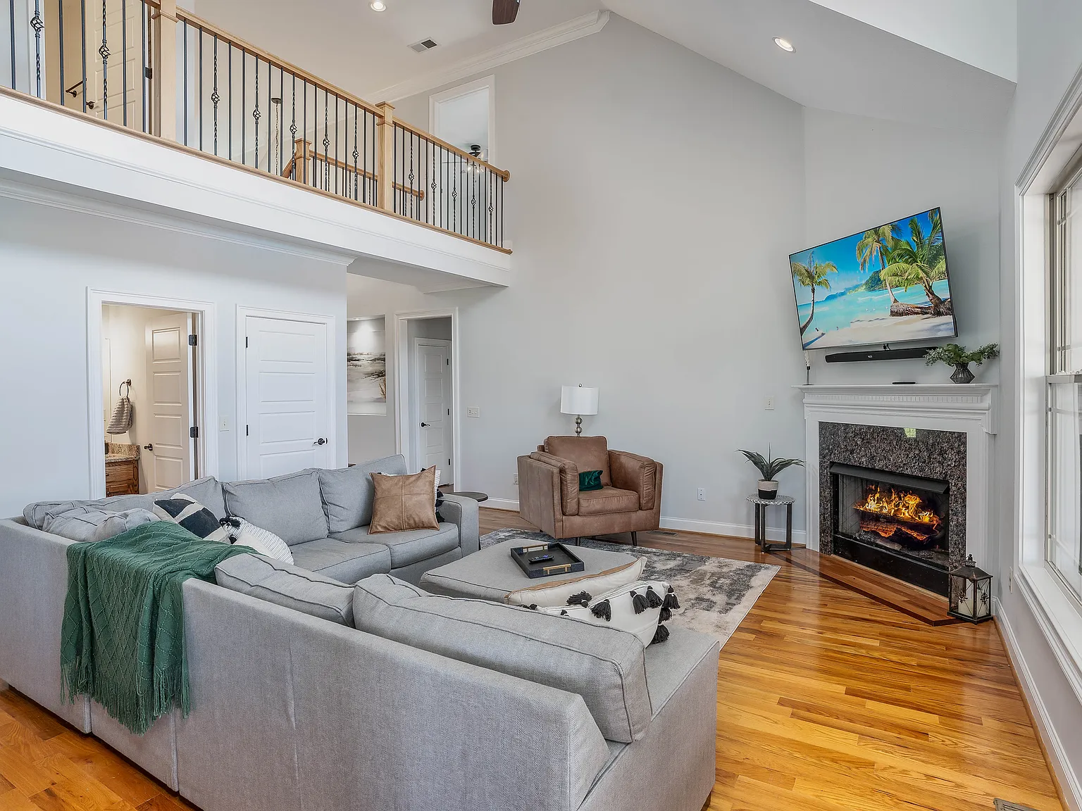 3 bed, 2.5 bath, 2600 sqft, $4,200 — Photo 2