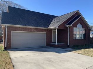 121 Oakmont Dr, Tullahoma, TN 37388