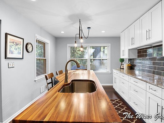 3rd image of 1613 Lotus Ave SE