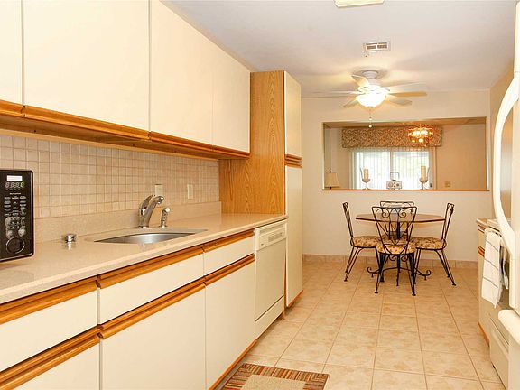 5th image of 94 Strathmore Court Dr