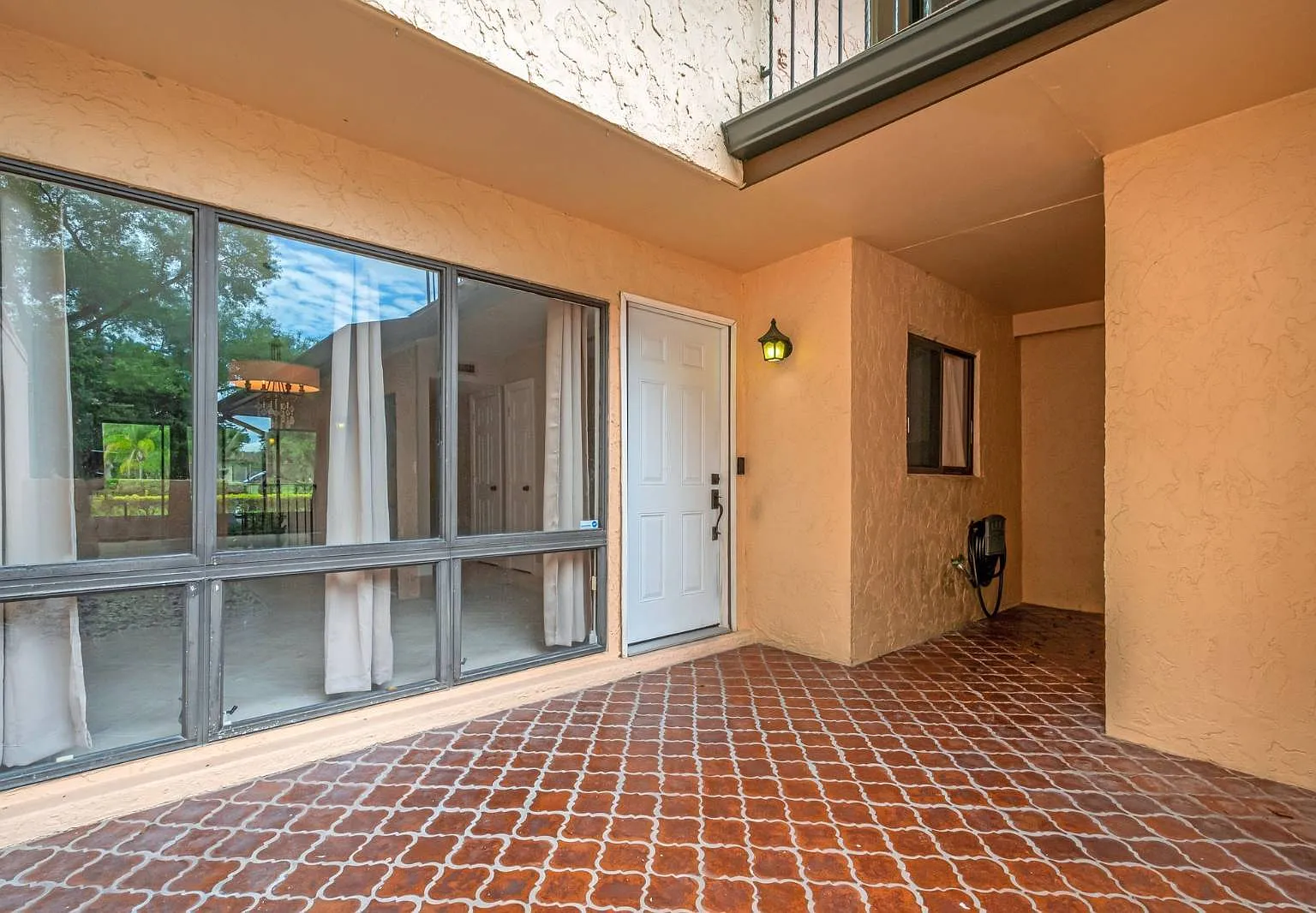 412 Howard Ave — Photo 4