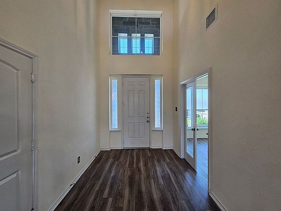 4th image of 901 Earp Dr