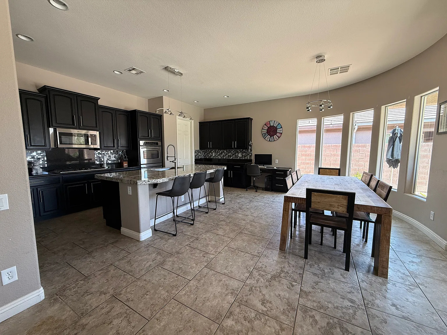 4 bed, 4.5 bath, 3811 sqft, $4,200 — Photo 3