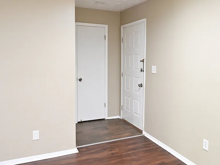 908 Park Ridge Cir — Photo 2