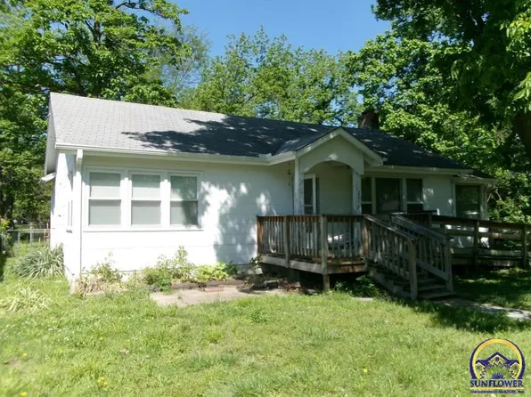 2011 SW James St, Topeka, KS 66604