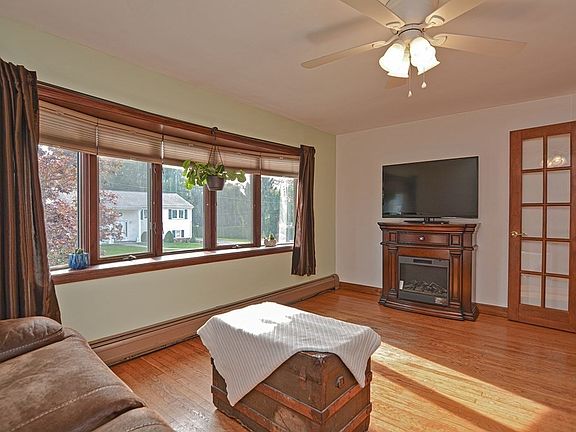 3rd image of 24 Mary Dr