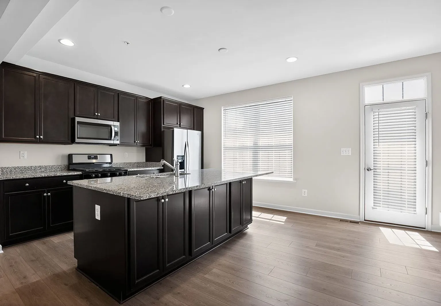 3 bed, 2.5 bath, 2046 sqft, $3,050 — Photo 2