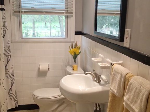2nd image of 204 W Lake Dr NW