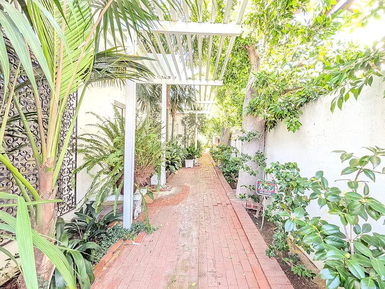 969 N Doheny Dr #1/2 — Photo 7
